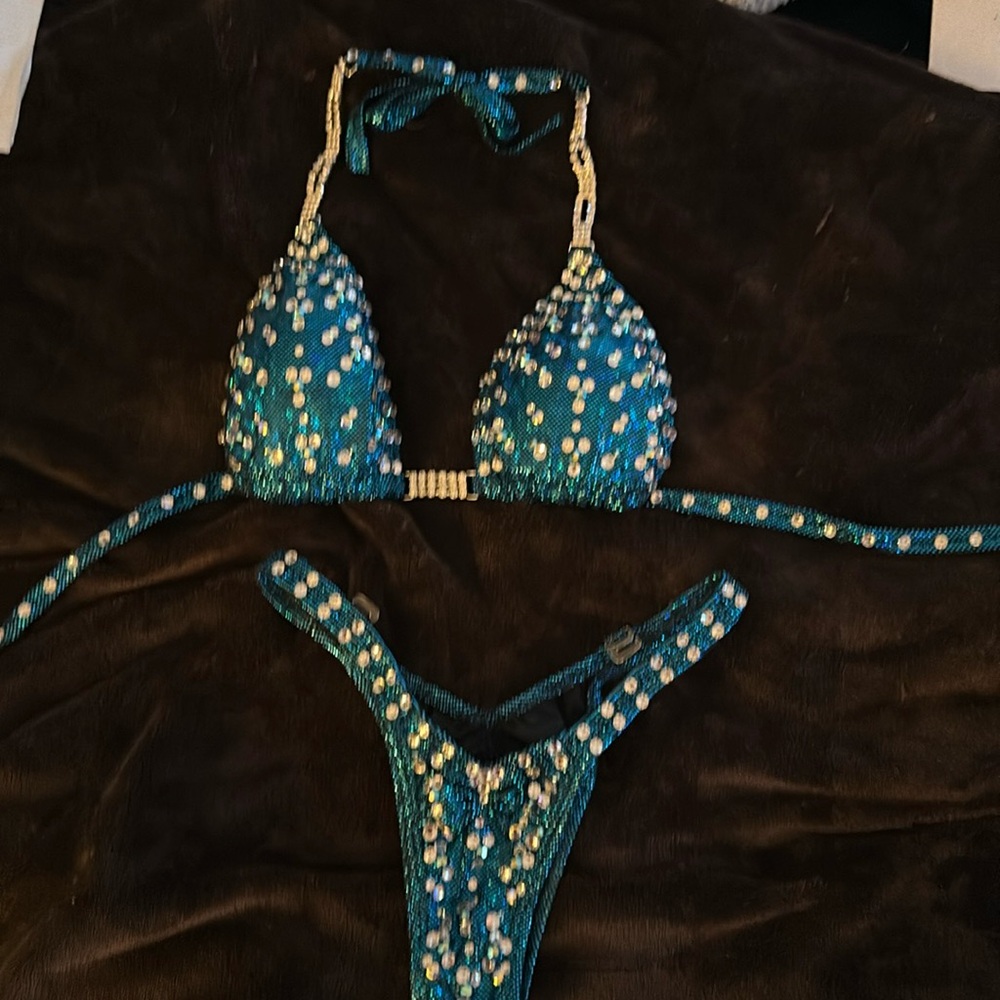 Women’s Figure suit by CJ’s Elite.  Teal blue cup size D with small bottoms.